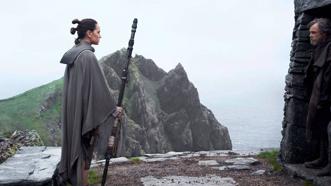 Rey oppsøker Luke Skywalker. Screen: Filmweb.
