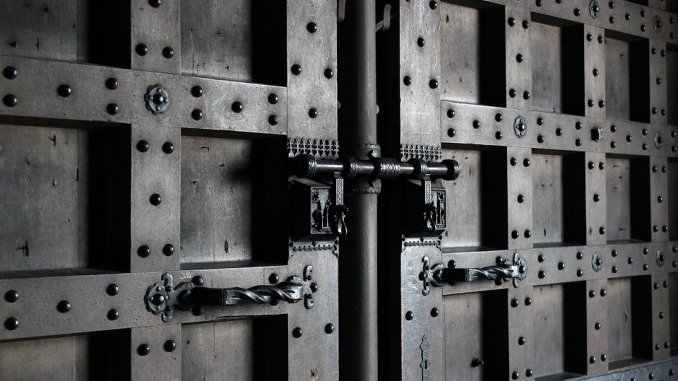 Stengte dører gir bare motbører. Foto: Pixabay.